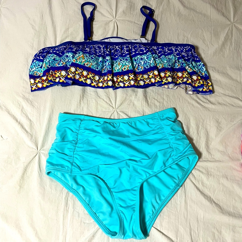 Gibson Latimer swimming suit bottoms S top M, both fits a Small